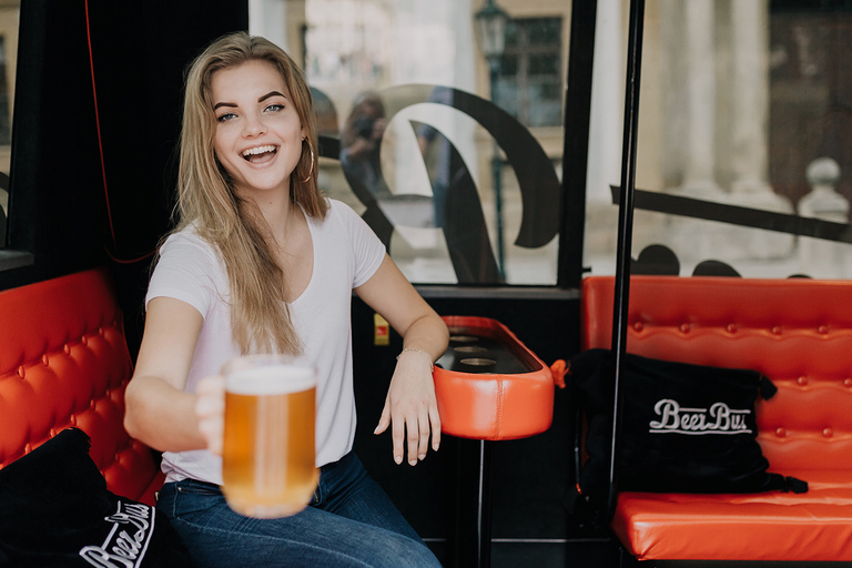 Praga: Ônibus de festa da cerveja com transfer do aeroporto com cerveja ilimitada