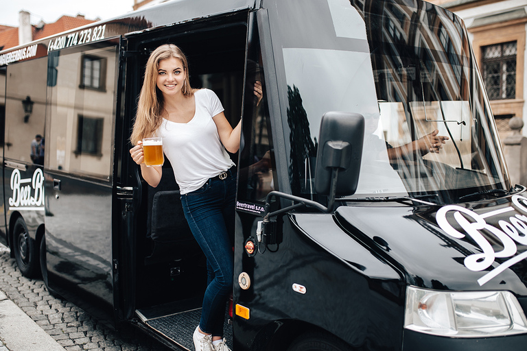 Prague: transfert de l'aéroport bière Party Bus avec bière illimitée