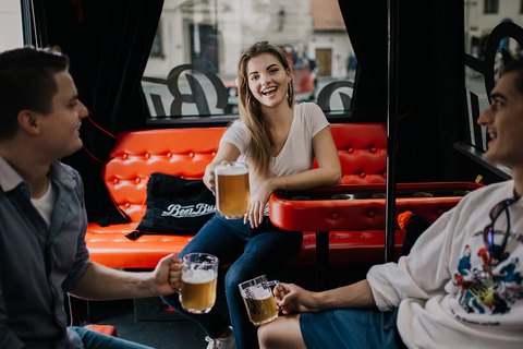 Praga: traslado al aeropuerto en autobús de fiesta de cerveza con cerveza ilimitada