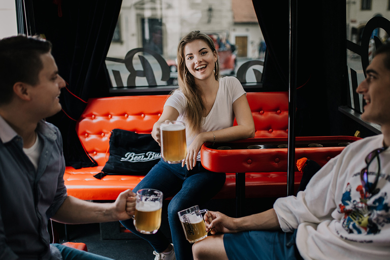 Praga: Ônibus de festa da cerveja com transfer do aeroporto com cerveja ilimitada