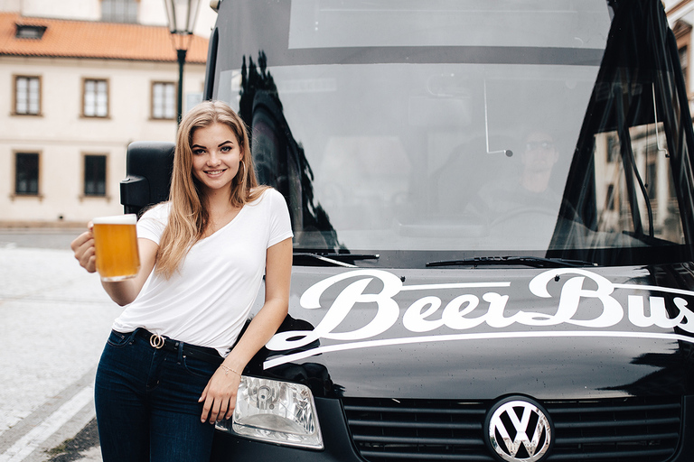 Praga: Ônibus de festa da cerveja com transfer do aeroporto com cerveja ilimitada