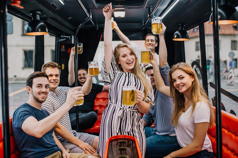 Praga: Ônibus de festa da cerveja com transfer do aeroporto com cerveja ilimitada