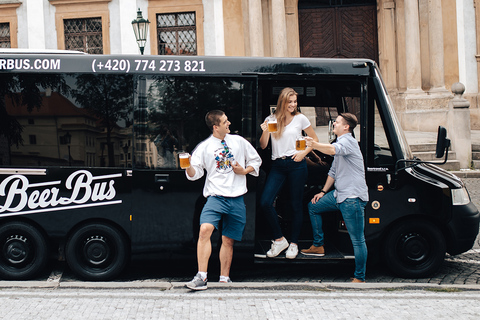 Praga: traslado al aeropuerto en autobús de fiesta de cerveza con cerveza ilimitada