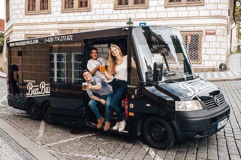 Praga: Ônibus de festa da cerveja com transfer do aeroporto com cerveja ilimitada