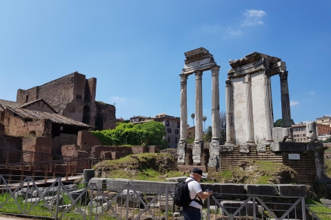 Rome: Small Group Colosseum and Ancient Rome Tour in Portuguese