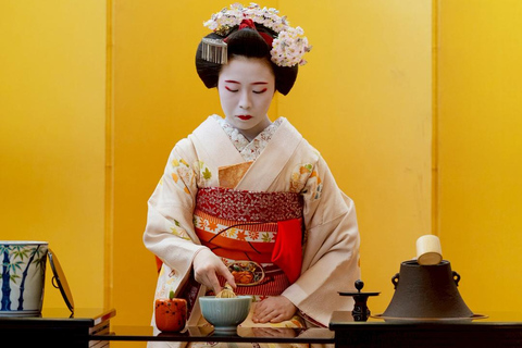 Maiko-dans en theeceremonie op een Noh-podium in Kyoto
