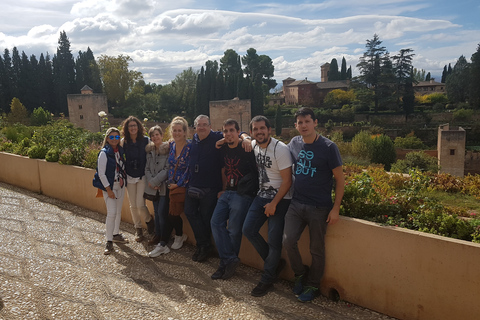 Alhambra: szybkie zwiedzanie ogrodów Generalife i AlcazabyAlhambra: ogrody Generalife i Alcazaba w trybie przyspieszonym
