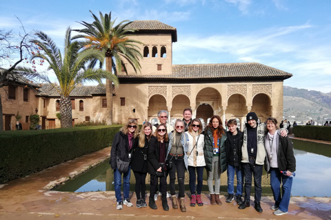 Alhambra: szybkie zwiedzanie ogrodów Generalife i AlcazabyAlhambra: ogrody Generalife i Alcazaba w trybie przyspieszonym