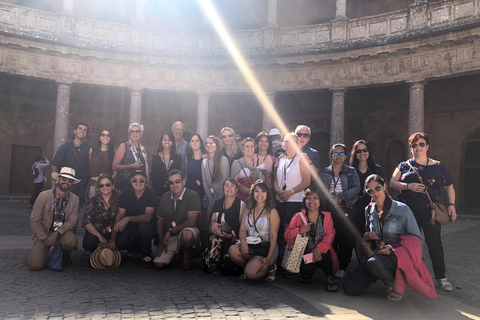 Alhambra: szybkie zwiedzanie ogrodów Generalife i AlcazabyAlhambra: ogrody Generalife i Alcazaba w trybie przyspieszonym