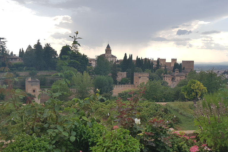 Alhambra: szybkie zwiedzanie ogrodów Generalife i AlcazabyAlhambra: ogrody Generalife i Alcazaba w trybie przyspieszonym