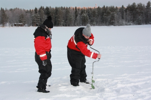 Rovaniemi: experiencia de pesca en el hielo del círculo polar ártico con barbacoa