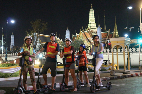 Bangkok: E-Scooter Night Tour z lokalnym jedzeniem ulicznym