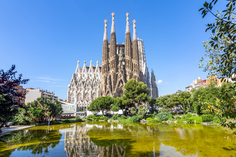 Barcelona: Sagrada Familia Skip The Line Insider Guided Tour Tour in Spanish (Monday)