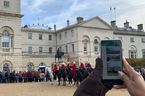 London: The Changing of the Guard Private Family Tour Italian Guide