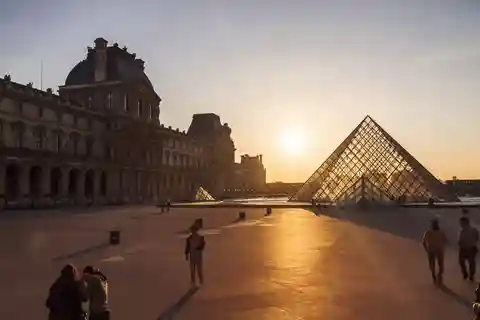 Skip-the-Line Louvre Highlights Tour with Mona Lisa