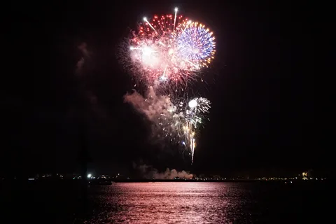 Hilton Head Island: Dolphin Tour at Sunset & Fireworks Show