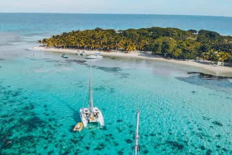Placencia: Laughing Bird Caye Premium Sailing & Snorkeling