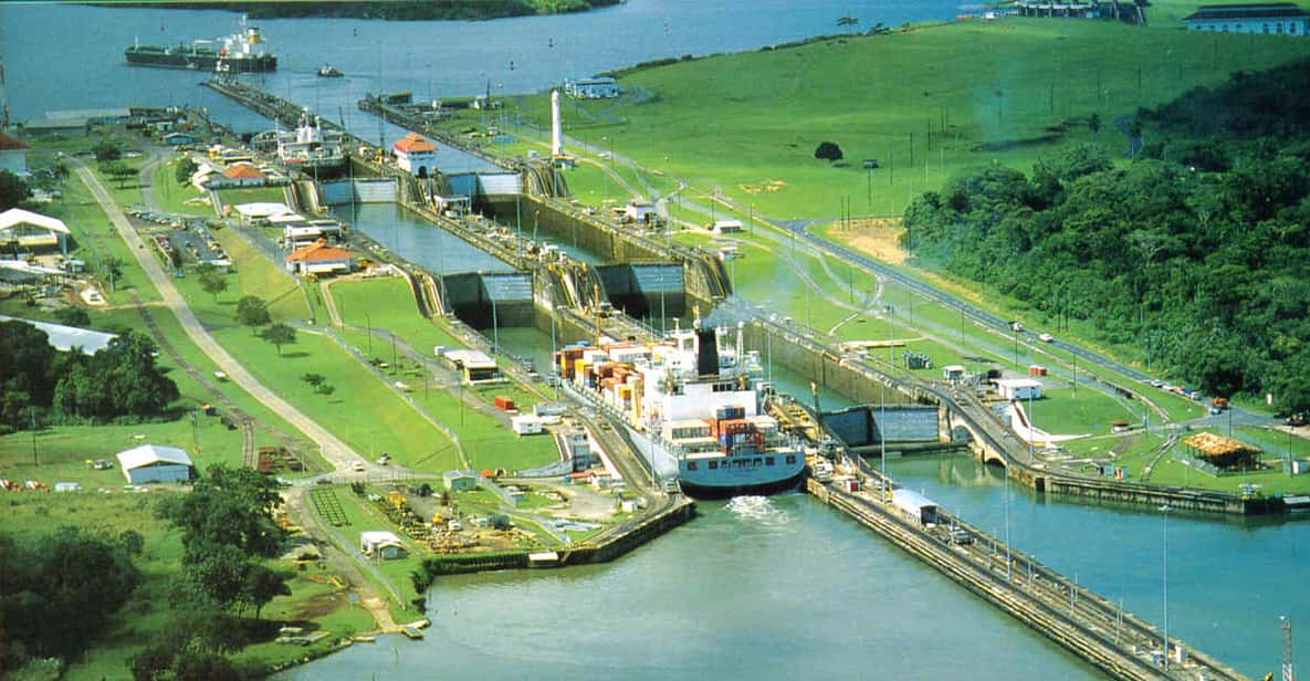 Panama City: Miraflores Locks and Casco Viejo Tour