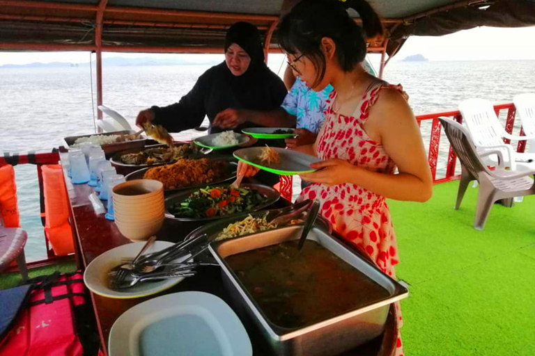 Phuket Privat Fischen bei Tageslicht bis zum Einbruch der NachtNächtliches Tintenfischfischen am Kahung Strand, Koralleninsel