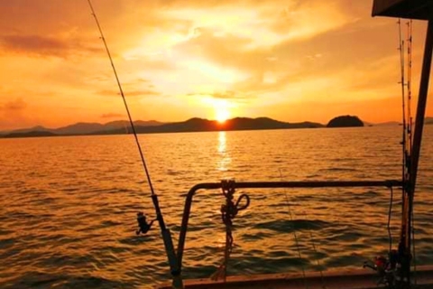 Phuket Privat Fischen bei Tageslicht bis zum Einbruch der NachtNächtliches Tintenfischfischen am Kahung Strand, Koralleninsel