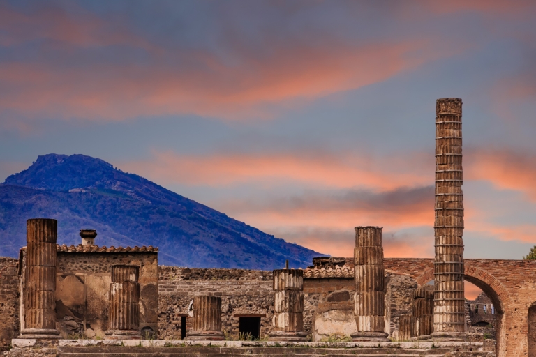 Pompeii: Reserved Entrance and Guided Tour Group Tour in Portuguese