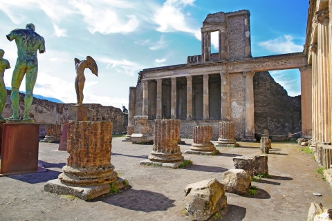 Pompeii: Reserved Entrance and Guided Tour Group Tour in Portuguese