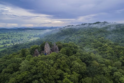 Battambang: Private Banan Hill Temple and Wat Ek Phnom Tour