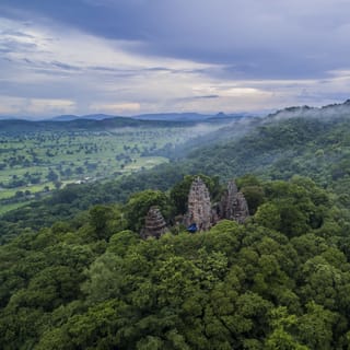 Battambang: Private Banan Hill Temple and Wat Ek Phnom Tour