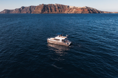 Santorini: Crociera privata in catamarano a motore CalderaCrociera giornaliera di 3 ore senza barbecue