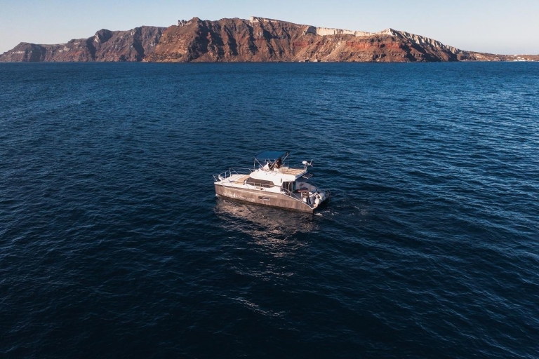 Santorin : croisière privée en catamaran à moteur Caldera