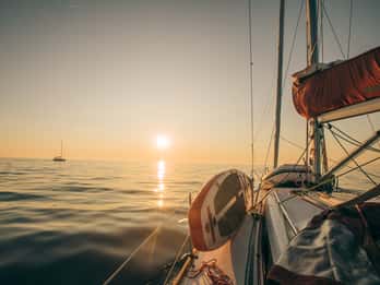 Hvar: Romántica Experiencia de Navegación al Atardecer en un Confortable Yate
