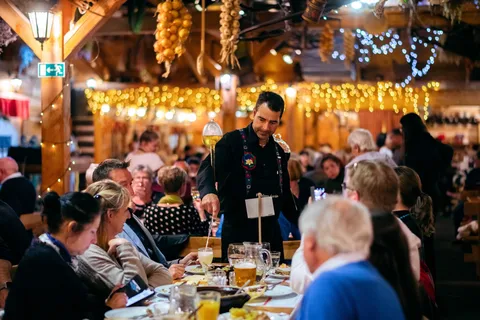 Prag: Abendliche Folklore-Gartenparty mit traditionellem Menü