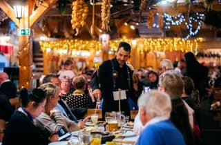 Prag: Abendliche Folklore-Gartenparty mit traditionellem Menü