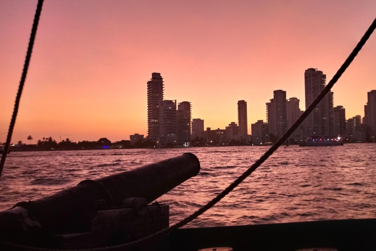 Cartagena: Sunset Cruise z otwartym barem na statku pirackimCartagena: rejs o zachodzie słońca z otwartym barem na statku pirackim