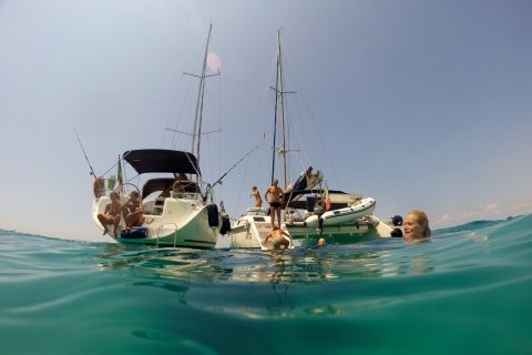 Puglia: tour in barca a vela delle grotte della costa salentina di un'intera giornata