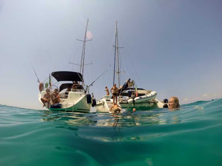 Puglia: tour in barca a vela delle grotte della costa salentina di un'intera giornata