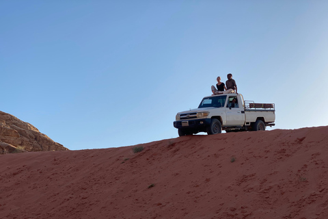 Wadi Rum: pustynna przygoda samochodem terenowym z lunchem i herbatąCałodniowa wycieczka jeepem z obiadem – 9 godzin