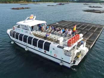 From Santiago: Tour to Rias Baixas with Boat Trip and Winery