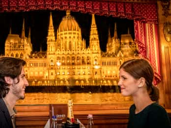 Budapest: Dinner-Bootsfahrt mit Live-Musik Budapest: Dinner-Bootsfahrt mit Live-Musik