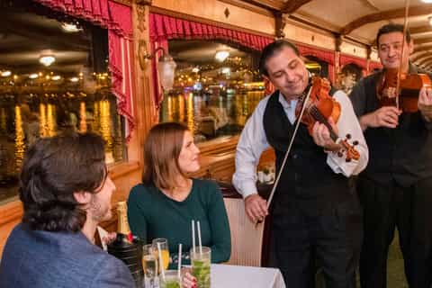 Budapest: Evening Cruise including Drinks and Live Music