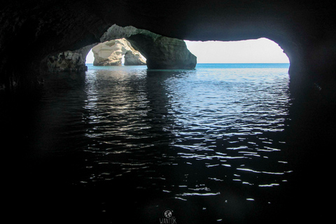 Adamantas : croisière touristique en voilier à MilosOuest de Milos et grottes : voilier en petit groupe