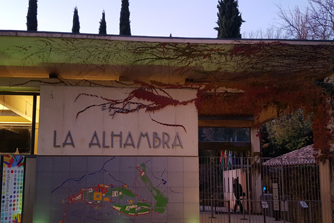 Alhambra: szybkie zwiedzanie ogrodów Generalife i AlcazabyAlhambra: ogrody Generalife i Alcazaba w trybie przyspieszonym