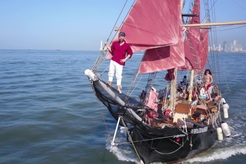 Cartagena: Piratenschifffahrt im Abendrot mit offener Bar
