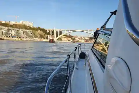 Tour particular de dia, ao pôr do sol e noturno num iate de luxo no Porto