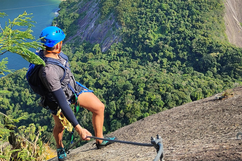 Klättring på Via Ferrata på Pão de Açúcar, den största i BrasilienKlättring på Via Ferrata i Sugarloaf Mountain, det största berget i Brasilien