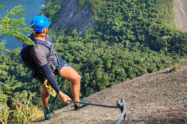Klättring på Via Ferrata på Pão de Açúcar, den största i BrasilienKlättring på Via Ferrata i Sugarloaf Mountain, det största berget i Brasilien