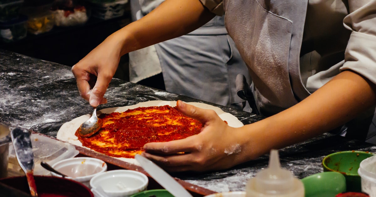 Naples : atelier de confection de pizza premium dans une pizzeria