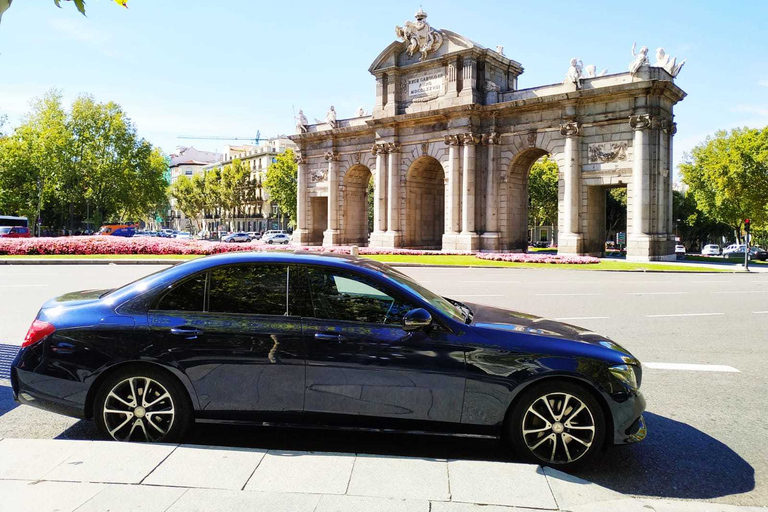 Madrids flygplats: Privat transfer till Madrids centrumRundtur med uppgradering av fordonet