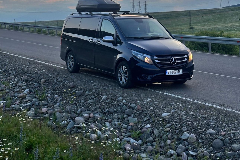 Tbilisi: Private Kazbegi tour with photographer guide