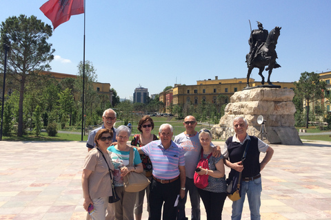 Tirana: Kommunistische Geschichtstour mit Street Food